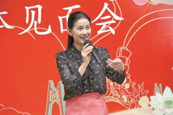 鄭芳芳在終評(píng)演員媒體見面會(huì)上進(jìn)行表演。 記者 張浩亮 攝