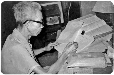 1982年8月，蕭殷給業(yè)余作者回信。