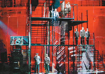 　　《英雄時(shí)代》中的九宮格魔方式樓體結(jié)構(gòu)舞臺(tái)。