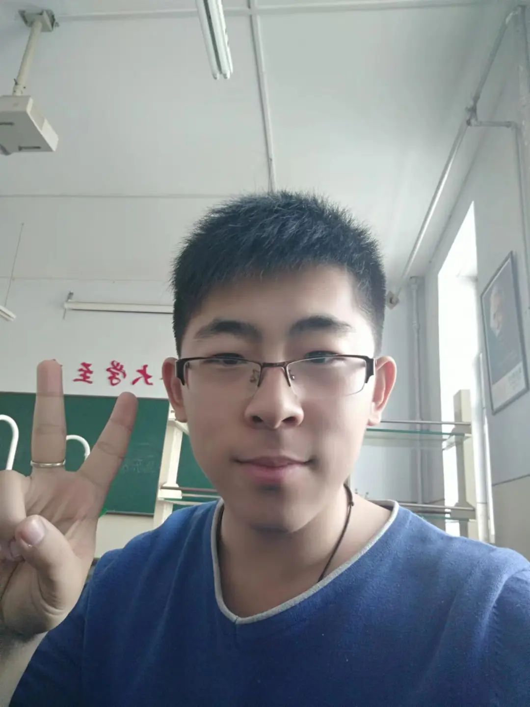 王九天，1995年生，吉林省洮南市人，中國科學(xué)技術(shù)大學(xué)化學(xué)專業(yè)在讀博士研究生。文學(xué)作品曾入選中國作家網(wǎng)原創(chuàng)頻道“本周之星”欄目。