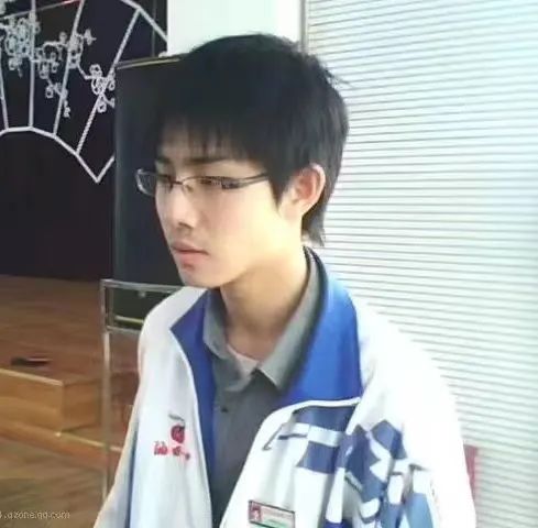 覃皓珺，長在天津的廣西陜西湖南湖北混血，涉獵文化評論、影視劇本、小說寫作等。