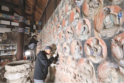 　2023年3月31日，大足石刻小佛灣修復(fù)現(xiàn)場(chǎng)，修復(fù)人員正在對(duì)石窟造像進(jìn)行清理。小佛灣石窟保護(hù)修復(fù)工程于2019年6月啟動(dòng)，目前已完成整個(gè)工程量的六成。  　　黃 舒攝（人民圖片）