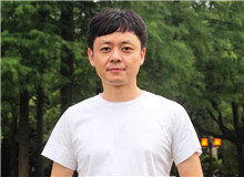 楊慶祥：李鳳群的寫作有國際視野　　《月下》為我們展現(xiàn)普通的女性，她們有著內(nèi)在的生命意志，她們的精神有著復雜的維度。[詳細]