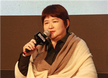 何向陽：《月下》是李鳳群的驚艷之作　　李鳳群將小說人物層層剝蝕，層層反芻，向我們道出現(xiàn)代女性生活中的罪與罰。[詳細]