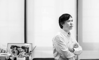 吳冠英，祖籍廣東中山，1955年生于廣西南寧，2022年去世。1982年畢業(yè)于中央工藝美術(shù)學(xué)院（今清華大學(xué)美術(shù)學(xué)院）裝潢美術(shù)系，留校任教，2005年參與建立清華大學(xué)美術(shù)學(xué)院信息藝術(shù)設(shè)計(jì)系，開(kāi)設(shè)動(dòng)畫(huà)設(shè)計(jì)專(zhuān)業(yè)。著有《動(dòng)畫(huà)美術(shù)設(shè)計(jì)》《童趣二十四節(jié)氣》等，以及連環(huán)畫(huà)作品《帶閣樓的房子》《邦斯舅舅》《古都》等。圖片由作者提供