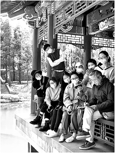 吳冠英（前排右一）在給學(xué)生上課。圖片由作者提供