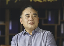 王躍文：我用老百姓的語言寫老百姓的生活　　我的文學(xué)語言的來處，一個就是我們自己的本民族的文學(xué)經(jīng)典，再就是當(dāng)?shù)乩习傩盏恼Z言……[詳細]