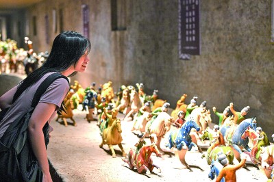 游客在河南洛陽朝陽鎮(zhèn)南石山村的唐三彩作品陳列展示館內(nèi)參觀。新華社發(fā)