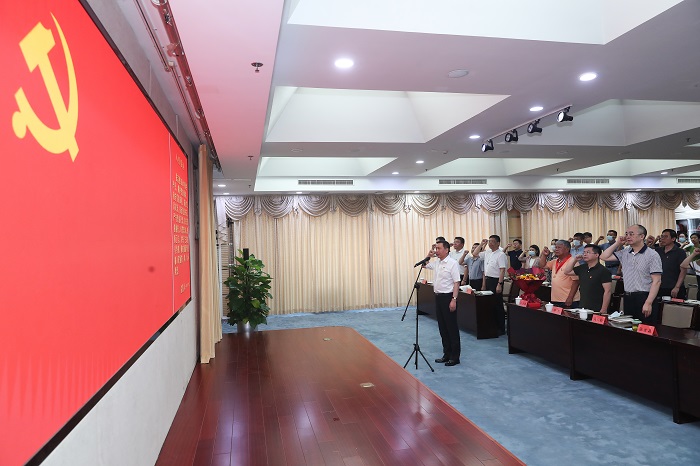 全體與會(huì)黨員在張宏森同志帶領(lǐng)下，面向黨旗，重溫入黨誓詞