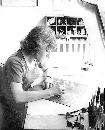 圖為吉賽爾創(chuàng)作銅版畫的情形。貝特朗在接受研究者訪談時，認同策蘭受到吉賽爾的激發(fā)，同時指出這種激發(fā)不僅僅指來自作品的激發(fā)，“他看到她創(chuàng)作的場景，她的姿勢、酸、腐蝕，所有這一切，像酸腐蝕銅版一樣腐蝕著策蘭的精神。”