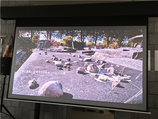 1970年4月19日到20日的夜里，策蘭自投塞納河。他的遺體直到5月1日才在下游被找到。如今，策蘭與妻子吉賽爾一同葬在巴黎郊區(qū)的啼哀公墓，身邊躺著他們早夭的長子佛朗索瓦，墓碑上擺滿了祭奠者遺贈的小石頭，這是猶太人的一個習俗，他們?nèi)グ菁浪勒邥r不放鮮花、蔬果一類易腐的東西，而會選擇堅固持久的石頭。