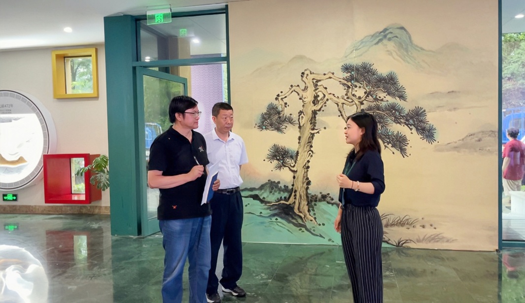 “中國一日”大型文學(xué)實(shí)踐活動(dòng)走進(jìn)南京“世界文學(xué)客廳”。（左起：作家曹峰峻、省作協(xié)聯(lián)絡(luò)部潘劍、文學(xué)客廳專職文史宣傳員萬梓葉）