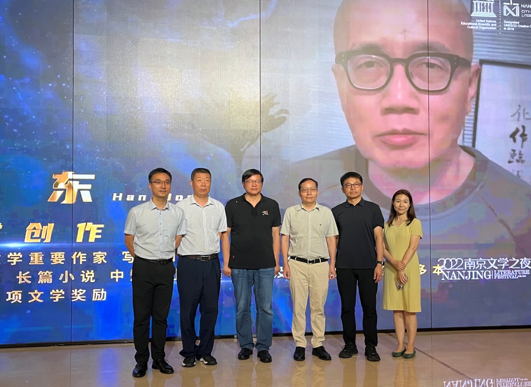 合影留念（右起：向南星、匡軍、聞一武、曹峰峻、潘劍、陳恒?。?></p> 
 <p style=