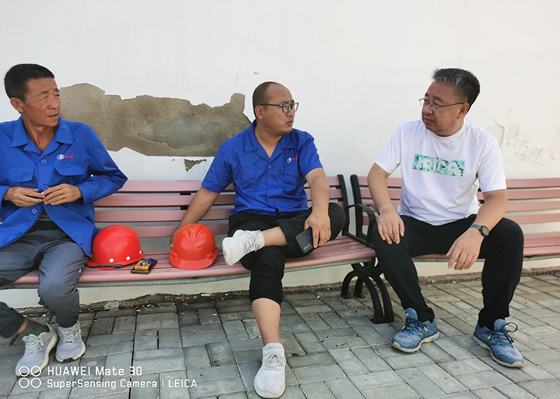 作家李子勝（右一）與鹽業(yè)風情園內鹽工師傅座談，了解現(xiàn)代制鹽工藝