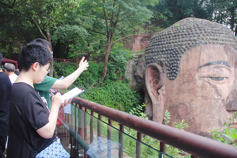 采訪期間，李詠瑾通過實地考察、現(xiàn)場采訪等形式，近距離領略了樂山大佛歷經(jīng)1300年依舊屹立巍峨壯觀。