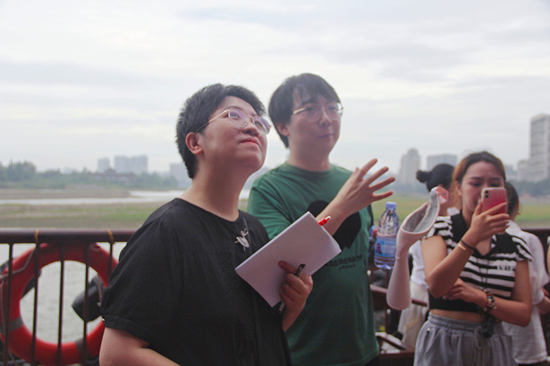 李詠瑾詳細了解了樂山大佛歷時90余年開鑿修建的歷史和新時代樂山大佛保護傳承利用相關工作開展情況。