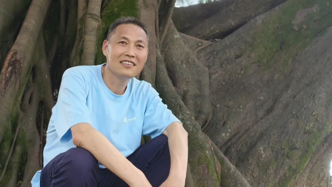 陳年喜，生于一九七〇年，陜西省丹鳳縣人。高中畢業(yè)后曾從事礦山爆破工作十六年，期間堅持在空炸藥箱上、在巖石上、在床鋪上記錄驚心動魄的井下人生。二〇一五年因頸椎受損離開爆破崗位，后在貴州旅游公司從事文案工作，又到北京皮村的工友之家做義工。二〇二〇年因確診患塵肺病，離職回鄉(xiāng)休養(yǎng)。已出版《微塵》《炸裂志》《活著就是沖天一喊》等著作，獲第一屆桂冠工人詩人獎，入選《南方人物周刊》“2021魅力人物·100張中國臉”評選。