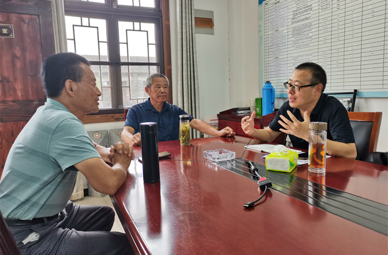 采訪當年參與發(fā)現(xiàn)、守護遺址的村民萬傳倉、程年倉