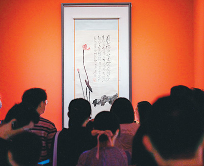 　觀眾在展覽上欣賞名家名作。 　　北京民生現(xiàn)代美術(shù)館供圖