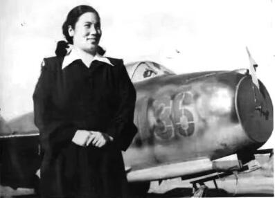 常香玉在她捐贈(zèng)的飛機(jī)前留影 資料圖片