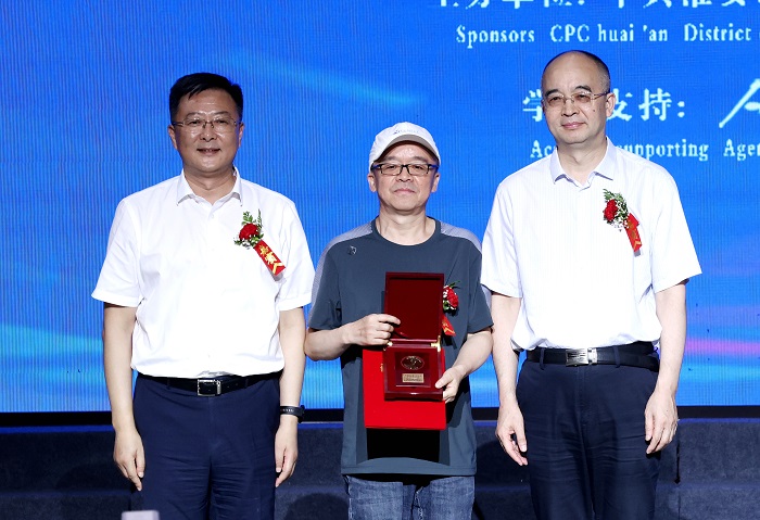 中國作家協(xié)會黨組成員、副主席、書記處書記吳義勤，中共淮安市委常委、宣傳部部長李森為葉舟頒獎