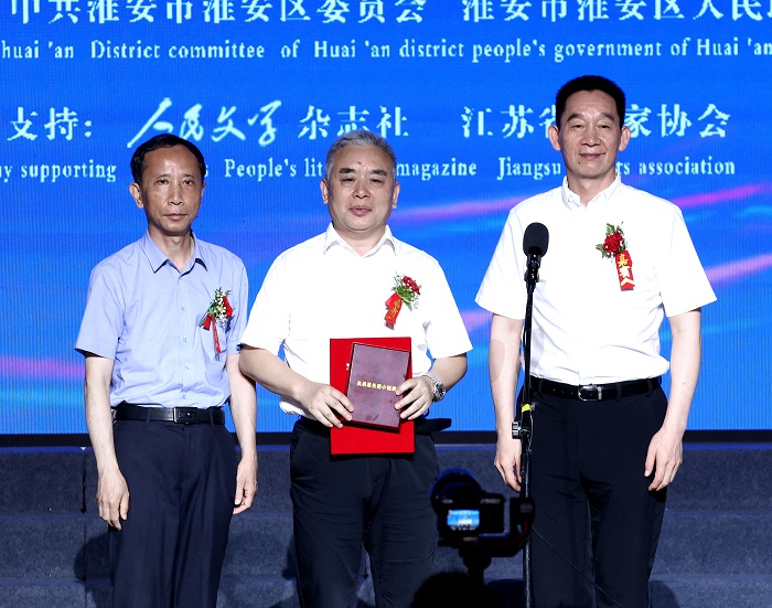 中國作家協(xié)會黨組成員、書記處書記、《人民文學(xué)》雜志社主編施戰(zhàn)軍，淮安市人大常委會副主任范更生為王躍文頒獎