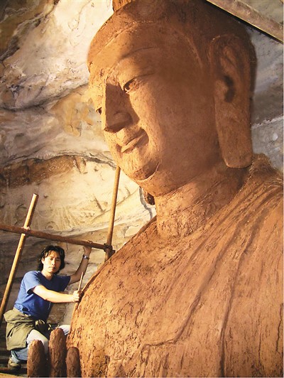 　史延春在云岡石窟第十號(hào)窟佛造像復(fù)原現(xiàn)場(chǎng)。 　　受訪者供圖