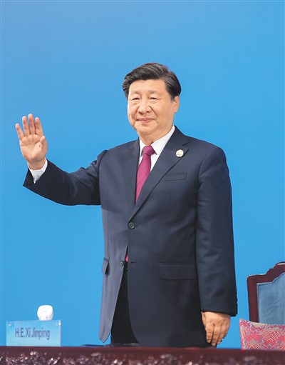  7月28日晚，第三十一屆世界大學(xué)生夏季運(yùn)動會在四川省成都市隆重開幕。這是國家主席習(xí)近平在主席臺上向大家揮手致意。   新華社記者 鞠 鵬攝