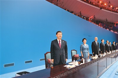 7月28日晚，第三十一屆世界大學(xué)生夏季運(yùn)動會在四川省成都市隆重開幕。習(xí)近平、蔡奇、丁薛祥等黨和國家領(lǐng)導(dǎo)人出席開幕式。   新華社記者 謝環(huán)馳攝