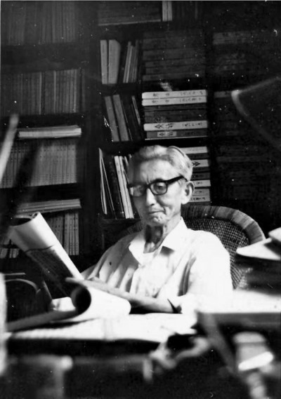 學(xué)人小傳  劉敦愿（1918—1997），湖北漢陽(yáng)人。1944年畢業(yè)于國(guó)立藝術(shù)專(zhuān)科學(xué)校西畫(huà)科。1947年應(yīng)聘于山東大學(xué)，先后在中文系、歷史系執(zhí)教。早年致力于山東地區(qū)田野考古調(diào)查，晚年專(zhuān)注于美術(shù)考古研究，針對(duì)史前陶器藝術(shù)、商周青銅藝術(shù)、東周與漢代繪畫(huà)藝術(shù)等問(wèn)題撰寫(xiě)了一系列論文。著有《劉敦愿文集》。