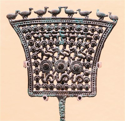 　戰(zhàn)國(guó)動(dòng)物紋銅牌飾，茂縣羌族博物館藏。