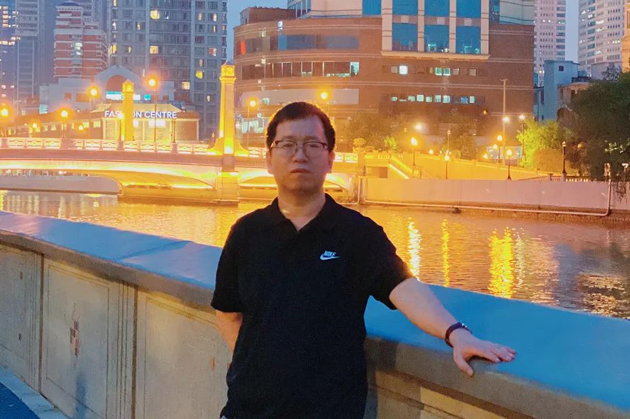 張象：一九八四年生于山西，本名張偉，魯迅文學(xué)院第四十二屆高研班學(xué)員，山西文學(xué)院第七屆簽約作家。曾在《青年文學(xué)》《上海文學(xué)》《山西文學(xué)》《西湖》等刊發(fā)表小說，出版有《一混五六年》《你高興就好》等作品。有小說入選高中語文試卷。