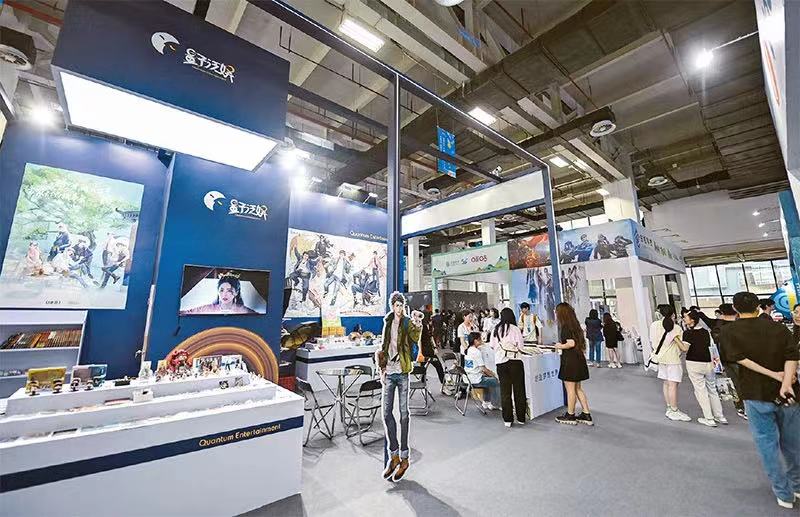 2023年5月27日，由中國(guó)作家協(xié)會(huì)、浙江省人民政府、杭州市人民政府主辦的“2023中國(guó)國(guó)際網(wǎng)絡(luò)文學(xué)周”在杭州開(kāi)幕。本次網(wǎng)絡(luò)文學(xué)周以“多彩亞洲 精彩世界——中國(guó)網(wǎng)絡(luò)文學(xué)在亞洲的傳播”為主題，旨在提升中國(guó)網(wǎng)絡(luò)文學(xué)國(guó)際傳播能力。圖為網(wǎng)絡(luò)文學(xué)產(chǎn)業(yè)博覽會(huì)現(xiàn)場(chǎng)展示的網(wǎng)絡(luò)文學(xué)及衍生產(chǎn)品。 新華社記者 徐昱/攝