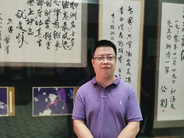 田耳，1976年生于湖南鳳凰，現(xiàn)居于廣西。2007年，田耳憑借中篇小說(shuō)《一個(gè)人張燈結(jié)彩》獲得第四屆魯迅文學(xué)獎(jiǎng)，成為該獎(jiǎng)史上最年輕的得主