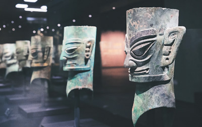 三星堆博物館新館“巍然王都”展區(qū)陳列的青銅人頭像。 三星堆博物館供圖