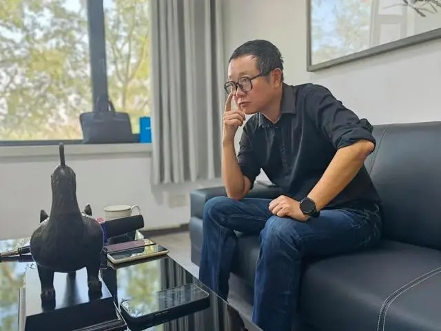 劉慈欣在陽(yáng)泉接受記者采訪。新華社記者 孫亮全 攝