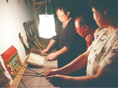 　劇團演員在幕后操作皮影。 　　以上圖片均為孫福軍提供 　　制圖：趙偲汝