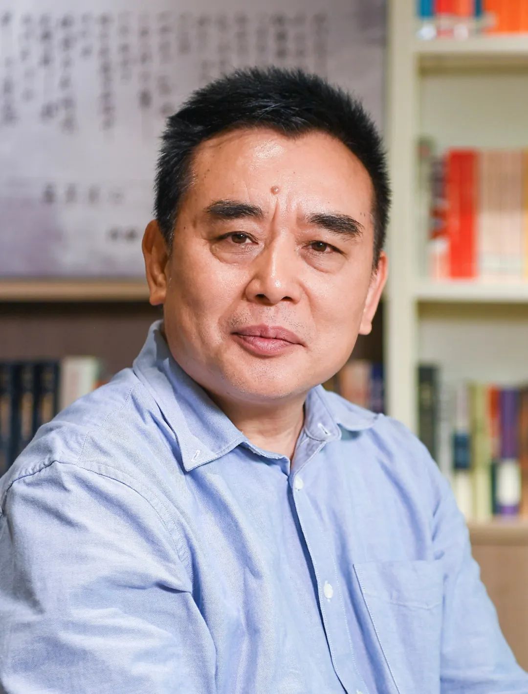 王躍文，著名作家，湖南省溆浦縣人。著有長篇小說《家山》《國畫》《梅次故事》《亡魂鳥》《朝夕之間》《蒼黃》《大清相國》《愛歷元年》，中短篇小說集《漫水》《無雪之冬》，散文隨筆集《幽默的代價》《喊山應(yīng)》，訪談錄《王躍文文學(xué)回憶錄》《無違》等。其中《大清相國》被翻譯成日文出版，小說集《漫水》被翻譯成英文出版。先后獲魯迅文學(xué)獎、湖南省青年文學(xué)獎、湖南省文化創(chuàng)新獎、湖南省文學(xué)藝術(shù)獎等，其作品既有對現(xiàn)實矛盾的銳利揭示，對歷史長河的人文發(fā)現(xiàn)，也有對原鄉(xiāng)故土的深情回望?，F(xiàn)居長沙。