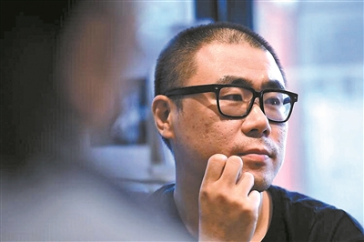 石一楓，1979年生于北京，1998年考入北京大學(xué)中文系，文學(xué)碩士。著有長篇小說《漂洋過海來送你》《入魂槍》《心靈外史》《借命而生》等，小說集《世間已無陳金芳》《特別能戰(zhàn)斗》等。曾獲魯迅文學(xué)獎、馮牧文學(xué)獎、十月文學(xué)獎、百花文學(xué)獎、《小說選刊》年度獎·中篇小說獎等，作品入選年度“中國好書”、中國小說學(xué)會年度好小說榜單等。