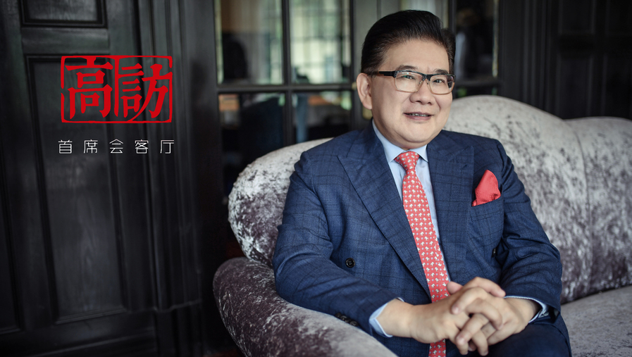 曹可凡：1963年7月27日生于上海，江蘇無錫人，1991年畢業(yè)于上海第二醫(yī)科大學(xué)（現(xiàn)上海交通大學(xué)醫(yī)學(xué)院），獲碩士學(xué)位。1987年開始業(yè)余參與主持電視節(jié)目，1995年任東方電視臺(tái)專職主持人，1997年獲全國(guó)播音主持“金話筒獎(jiǎng)”?，F(xiàn)任上海廣播電視臺(tái)節(jié)目主持人、同濟(jì)大學(xué)客座教授。