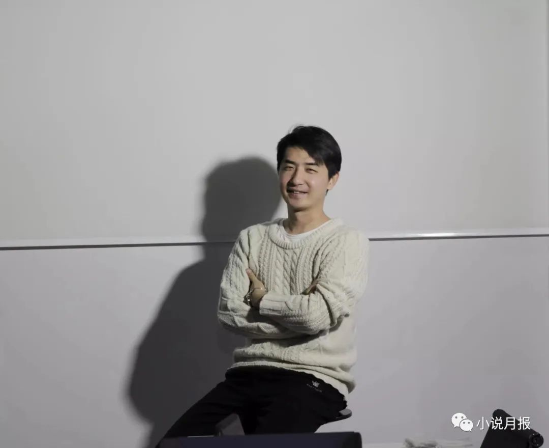 哥舒意，青年作家，魯迅文學(xué)院第十四屆中青年高研班學(xué)員。已出版《惡魔奏鳴曲》《中國孩子》等多部長篇。作品多次在《收獲》《萌芽》《青年文學(xué)》《上海文學(xué)》《小說界》《山花》等文學(xué)雜志發(fā)表。