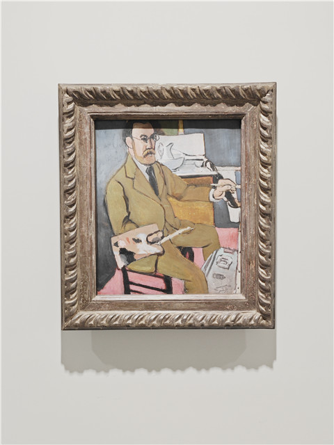 馬蒂斯油畫自畫像。這幅自畫像反映了馬蒂斯當時的心境。他手拿畫筆和調(diào)色盤，調(diào)色盤上有一塊明顯的黑色顏料。他的旅行箱放在畫架下面，似乎暗示著旅行的狀態(tài)。這位初到尼斯的藝術(shù)家臉上嚴肅的神情透露出一絲不確定性。馬蒂斯借助尼斯旅館房中衣柜鏡子的反射來創(chuàng)作肖像，因此畫中的他是左撇子，實際上他慣用右手，或許這也是他發(fā)現(xiàn)自己另一面的一種方式。