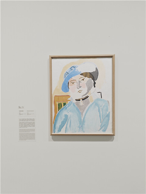 馬蒂斯《戴皮帽的瑪格麗特》。馬蒂斯用藍色、粉紫色和黃色渲染出瑪格麗特輕盈的面容，畫面中并置的色塊周圍沒有任何線條勾勒，未著色的區(qū)域完全留白。這幅飽含情感的肖像，雖寥寥數(shù)筆卻捕捉到了人物的神韻，因為他通過色彩構(gòu)建的柔和氛圍緩和了瑪格麗特憂郁的神情。瑪格麗特因童年接受呼吸道手術(shù)而留下了傷疤，不得不經(jīng)常以配飾遮掩。我們從這幅畫作溫柔的氛圍中可以感受到父親對女兒深沉的憐愛。