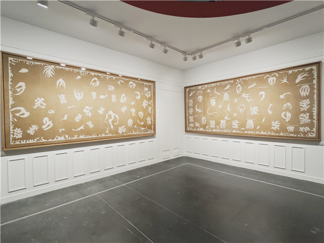 布面絲網(wǎng)印刷畫《大洋洲，海洋》和《大洋洲，天空》。1946年，此時距馬蒂斯的塔希提之旅已經(jīng)過去15年之久。當他在位于巴黎的工作室里開始用大頭針把飛鳥、游魚和白色海草的剪紙釘在淺米色墻面上，深埋的記憶以異常生動的面貌復(fù)活了。隨著馬蒂斯不斷調(diào)整剪紙的位置，塔希提之旅所獲得的感官體驗逐漸充盈了房間，最終化身為《大洋洲，天空》和《大洋洲，海洋》這組作品。