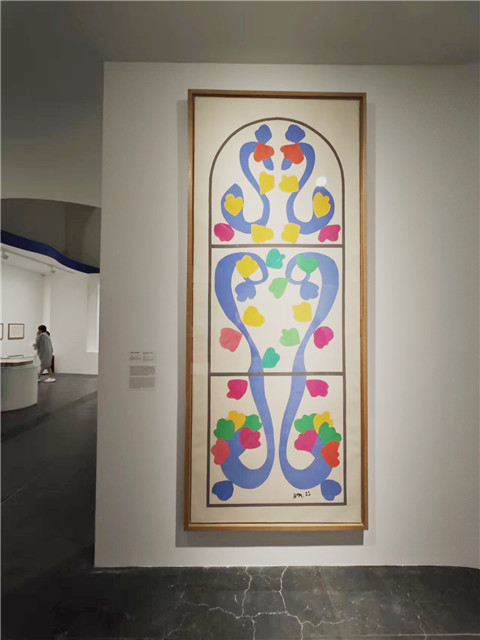 《葡萄樹》彩繪玻璃草圖。在馬蒂斯看來，剪紙是為玻璃花窗設(shè)計草圖的理想工具。對不透明水彩紙進行裁剪的過程，就像是切割玻璃一樣，只不過光線不能穿透紙面，因此在繪制玻璃花窗的草圖時，應(yīng)該考慮光線的穿透效果。年過70歲的馬蒂斯憑借對剪紙的熱情和經(jīng)驗不斷鉆研，投入到全新材質(zhì)的創(chuàng)作之中。他將長久以來在作品中探討的空間概念以另一種媒介呈現(xiàn)，創(chuàng)造出一個真正的色彩空間，實現(xiàn)了空間維度上的拓展。