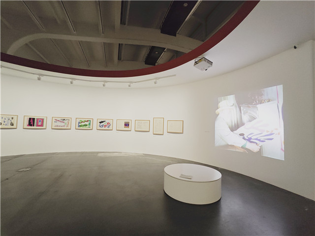 展廳中循環(huán)播放馬蒂斯工作時的紀錄影像