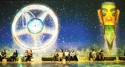 觀眾沉浸在三星堆的光影世界中。