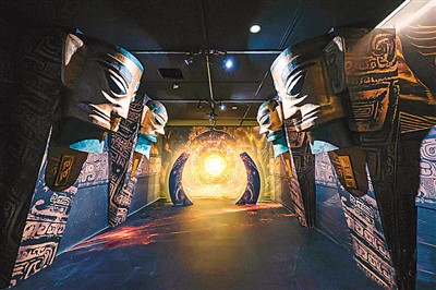 光影展仿制三星堆戴金面罩人頭像，表現(xiàn)三星堆文化里的太陽崇拜。 　　中國對(duì)外文化集團(tuán)供圖