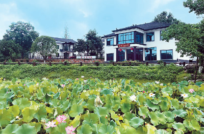 　立波書屋和周立波故居皆坐落于清溪村荷塘邊，引來了慕名前來的參觀者來此休憩、讀書。今年以來，立波書屋的經營者卜雪斌夫婦延長了營業(yè)時間，每天推遲到晚上9點半才打烊。