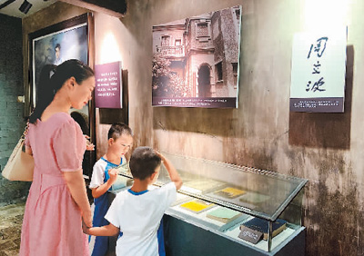 自開放以來，周立波故居紀念館年均接待游客超過40萬人次。圖為游客在展廳內觀看陳列的周立波文學作品。